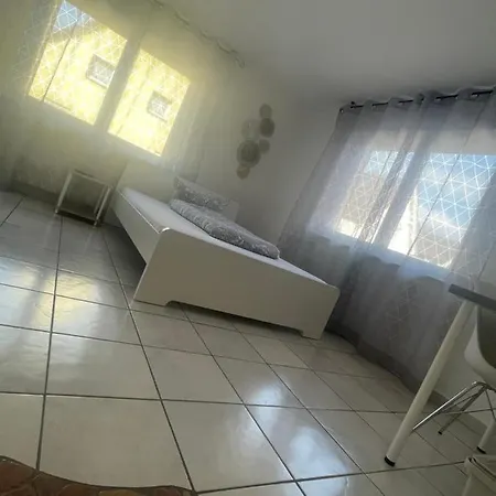 Gaestehaus Metropolitan בית הארחה רוסט